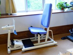 リハビリ用の機器と窓辺