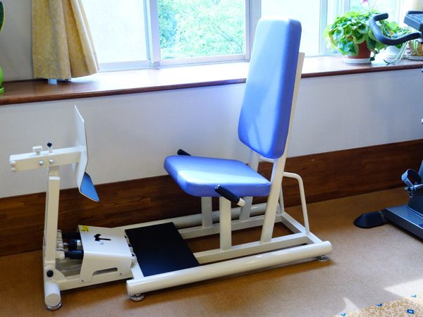 リハビリ用の機器と窓辺