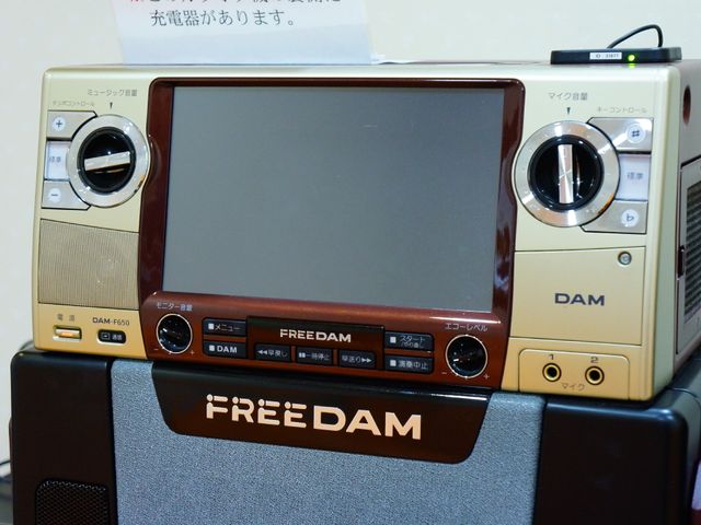 機能的なカラオケ機器 カラオケ機器 居心地良い空間で娯楽を楽しむことができるカラオケ機器が備わっています。利用者の皆さまの笑顔があふれる場所です。