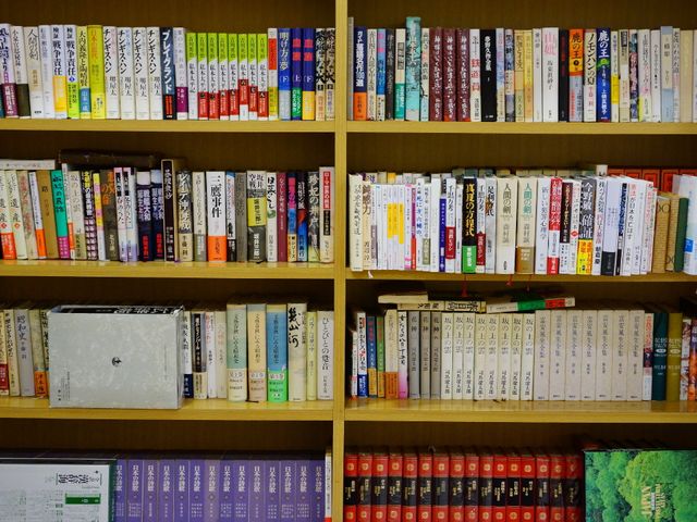 本棚の書籍一覧 図書室 豊富な書籍を揃えたラウンジで、読書を通じて心豊かな時間を過ごすことができます。