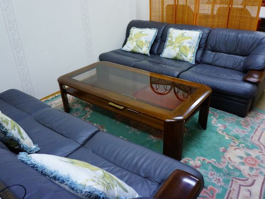 施設の写真 談話スペースは、3人用のふかふかのソファとテーブルが置いてある。ソファには、クッションも用意されているので、ゆったりくつろぐ事が出来る。