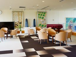 多彩なデザインのラウンジ