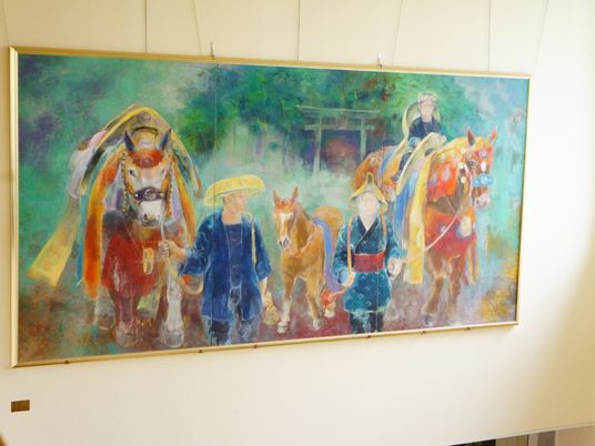 絵画はとても大きく、白い壁に飾られている。装飾された馬の上に人が乗っていたり、馬と人が歩いている内容となっている。