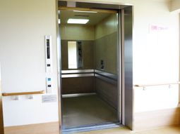 バリアフリー設計のエレベーター