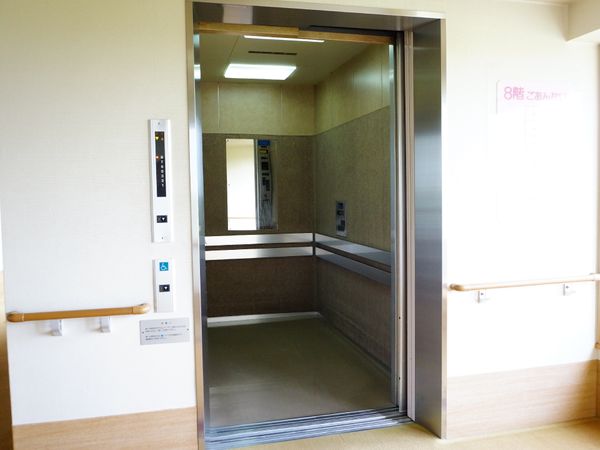 バリアフリー設計のエレベーター