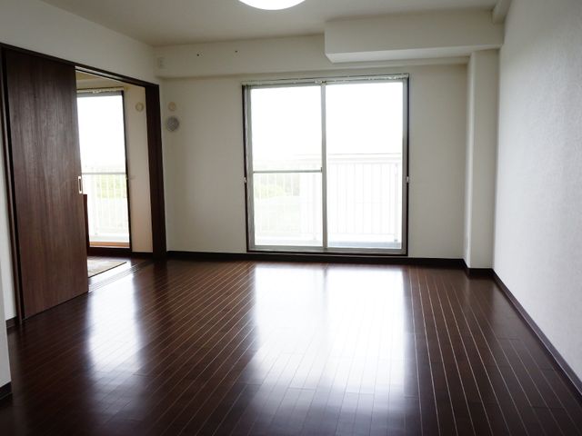 明るく広々とした居室 居室 清潔感のあふれる居室には大きな窓があり、日当たりが良好です。ゆったりとした空間は、新たな生活の場として最適です。
