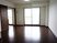 居室は、床やドアが茶色の木のデザインとなっている。インターホンが設置されているので、安心して生活できる。