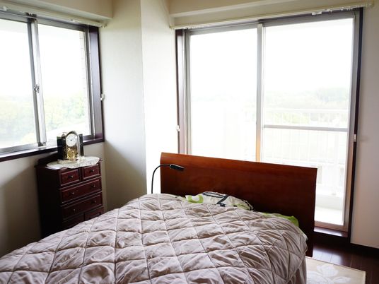居室は、1台のベッドが置かれている。タンスや時計も用意されている。窓が2つあるので、外の風を感じることが出来る。