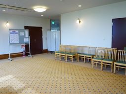 待合室の明るい空間