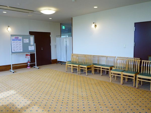 待合室の明るい空間