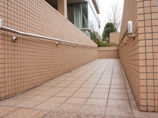 手すり付きの安全な廊下