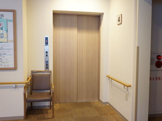 快適な施設のエレベーター前
