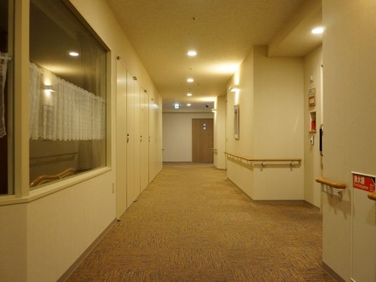 廊下の明るい風景