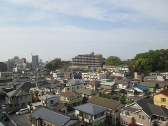 都市風景が広がる外観