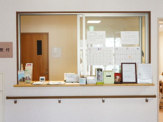 フロントの受付と掲示物