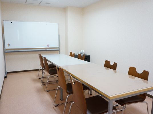 会議室のテーブルと椅子