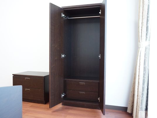 茶色い家具のある居室