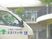 送迎車と建物外観  