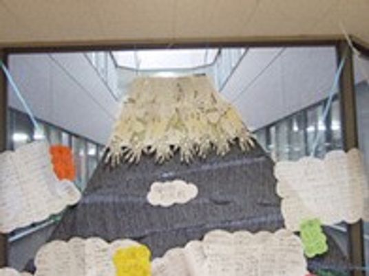 掲示物のある廊下