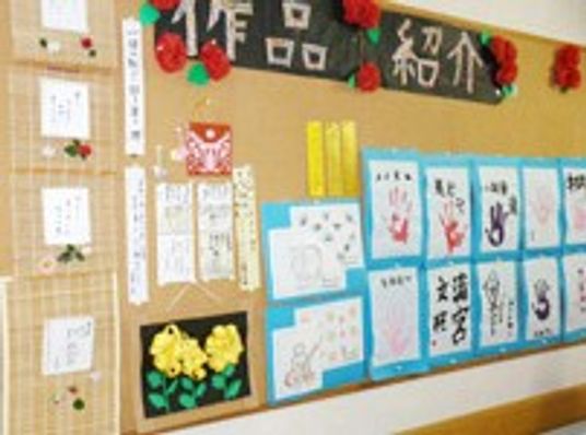 掲示物のある壁