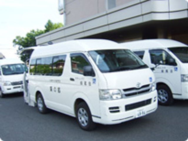 送迎車 外観 施設の送迎用車両です。ご利用者様の快適な移動をサポートしています。