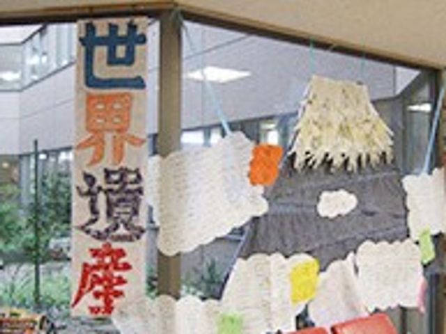 掲示物 掲示物 カラフルで創造的な掲示物が飾られており、施設内での交流が活発であることが伝わります。