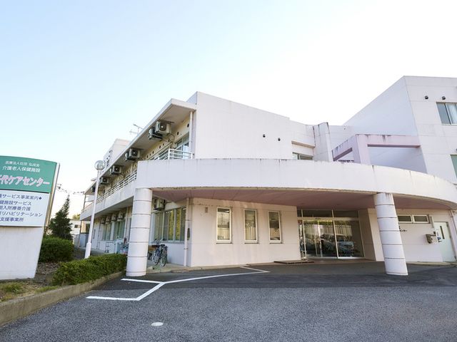 白い建物の外観 外観 明るい白色の建物外観が特徴的で、清潔感あふれる職場環境です。広々としたエントランスが印象的です。