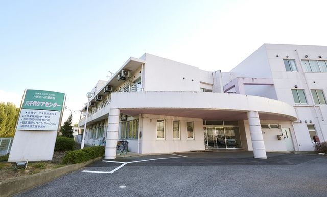 白い建物の外観 外観 明るい白色の建物外観が特徴的で、清潔感あふれる職場環境です。広々としたエントランスが印象的です。