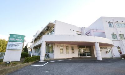 白い建物の外観