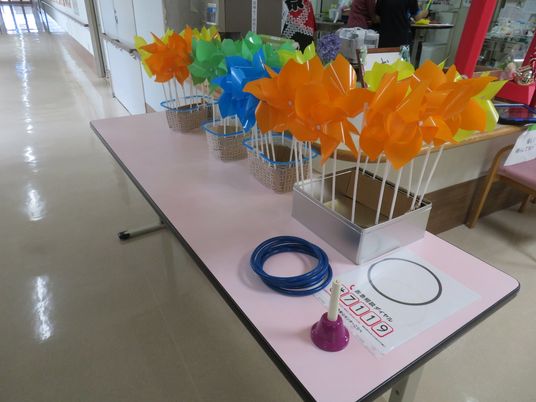 カラフルな飾りの廊下