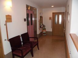 落ち着いた色合いの廊下