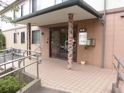 エントランスの明るい風景