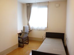 居室のベッドと椅子