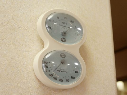 温湿度計が壁に掛けられている