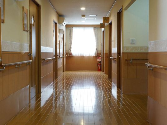 手すり付きの清潔な廊下