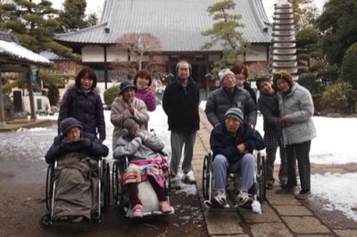雪景色の中の笑顔の集い