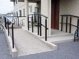 手すり付きエントランス外観