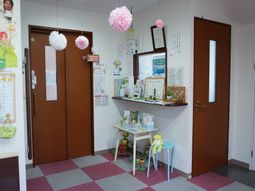エントランスの装飾と掲示物