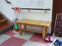 廊下のベンチと消火器