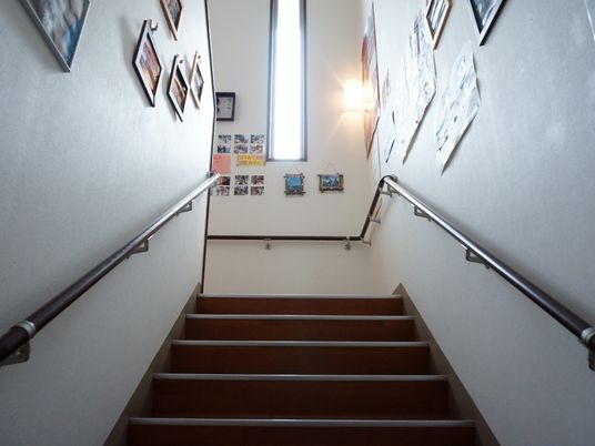 壁に絵が飾られた階段