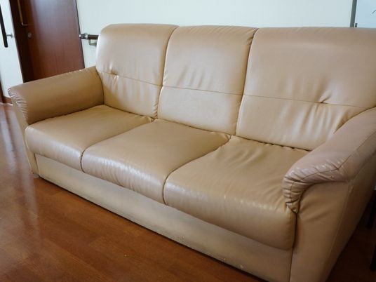 茶色の快適なソファ
