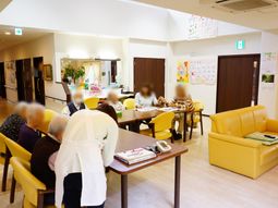 明るいラウンジの日常風景