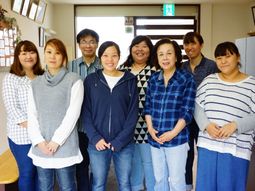 笑顔のスタッフ集合写真