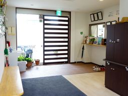 エントランスの明るい空間