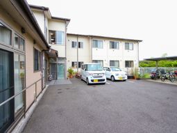 駐車スペースのある建物外観