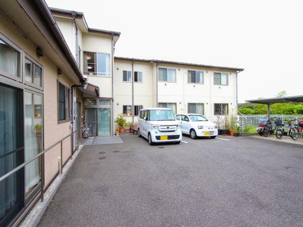 駐車スペースのある建物外観
