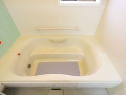 清潔な洗い場の風呂