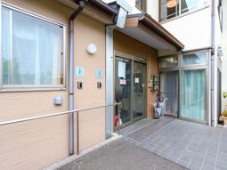 明るいエントランス前