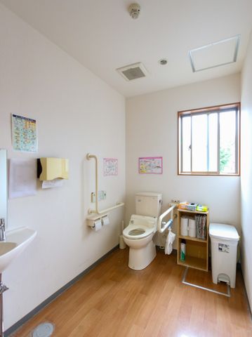 手すり付きのトイレ