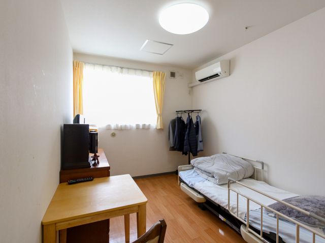 清潔な個室の居室 居室 シンプルな造りの居室には、必要十分な家具が配置され、日常生活を快適に過ごせる工夫が見られます。